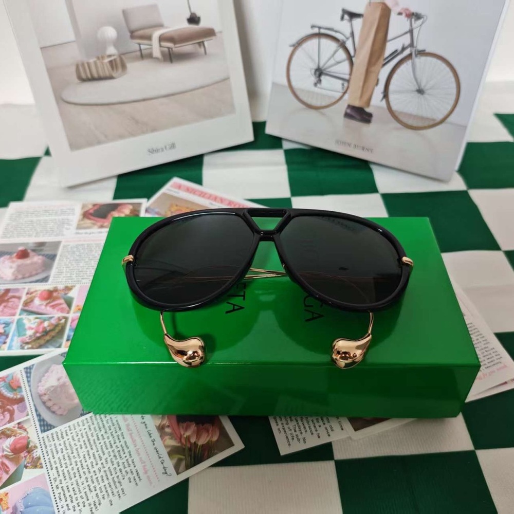 Bottega Veneta black sunglasses 🤩🕶